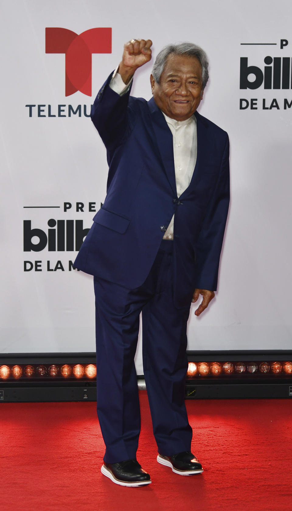 Armando Manzanero llega a la ceremonia de los Premios Billboard de la Música Latina el miércoles 21 de octubre del 2020 en el BB&T Center en Sunrise, Florida. (Jim Rassol/Invision/AP)