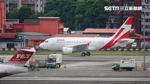 日本前首相座機下午飛抵松機。（圖／天梯攝機隊提供）