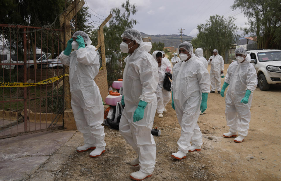 Trabajadores de salud entran a una granja de pollos en Bolivia para contrarestar la grupe aviar (AP /Juan Karita)