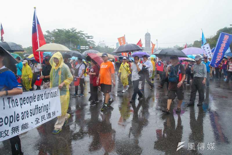 20170901-反年改團體「八百壯士」九三敬軍活動+遊行，北車，遊行到凱道總統府前呼口號表達訴求。（陳明仁攝）