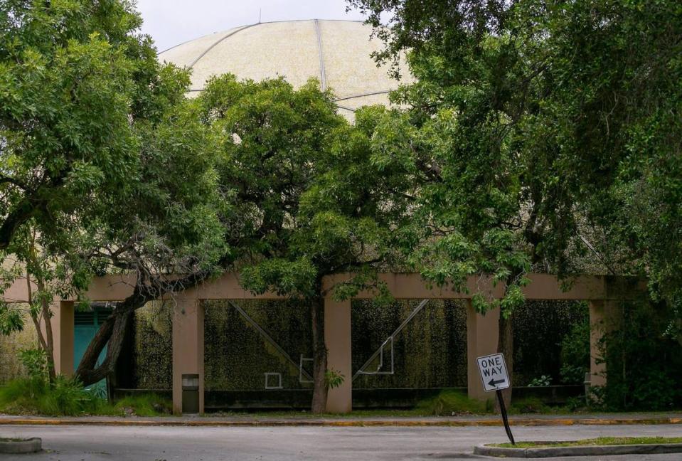 El antiguo planetario y el antiguo edificio del Miami Museum of Science en Vizcaya Village, que forma parte del  Vizcaya Museum & Gardens, serán demolidos en el marco de un plan multimillonario para restaurar los 10 edificios históricos del lugar, que en su día fue una granja en funcionamiento y un patio de mantenimiento, para su uso público. La villa se encuentra al otro lado de South Miami Avenue, frente a la mansión y los jardines de la bahía.