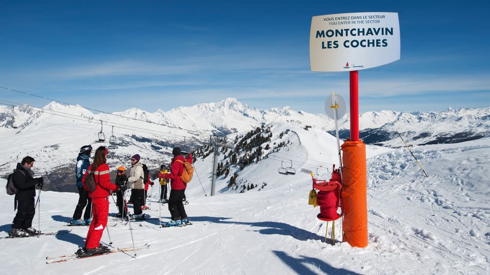 Skiers in Montchavin, France. - Malcolm Park/Alamy Stock Photo