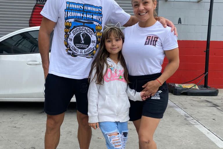 Alejandro Silva y Yésica Bopp con su hija, Ariadna, en Los Ángeles