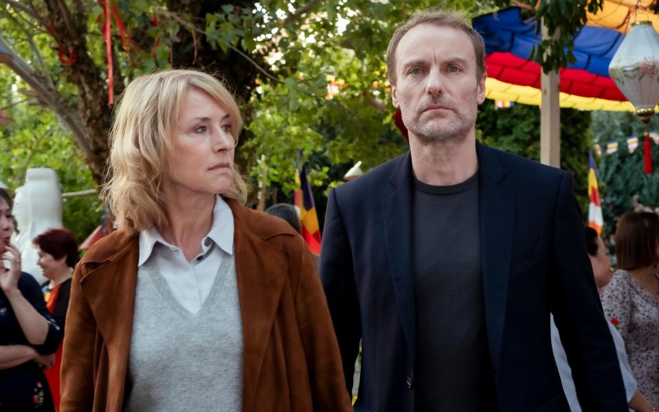 Die Berliner Ermittler Susanne Bonard (Corinna Harfouch) und Robert Karow (Mark Waschke) tauchen in ihrem zweiten gemeinsamen Fall "Tatort: Am Tag der wandernden Seelen" in die vietnamesischen Kultur Berlins ein. Dazu gehört auch ein Fest in der Pagode - gleichzeitig religiöses wie kulturelles Zentrum der vietnamesischen Community. (Bild: rbb / PROVOBIS / Gordon Muehle)