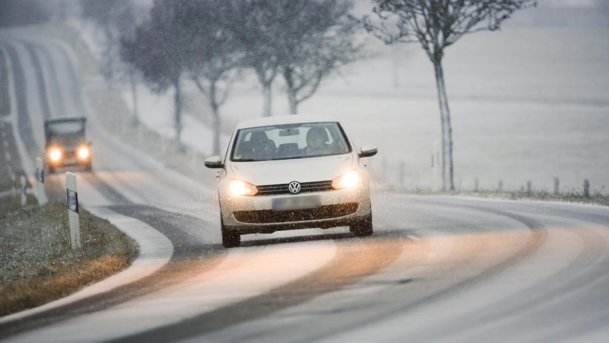 Wer bei Schnee ins Auto steigt, muss einiges beachten. Beim Spurenwechsel ist zu bedenken, dass sich in der Fahrbahnmitte meist mehr Schnee angesammelt hat als auf den Spuren. Foto: Thomas Warnack