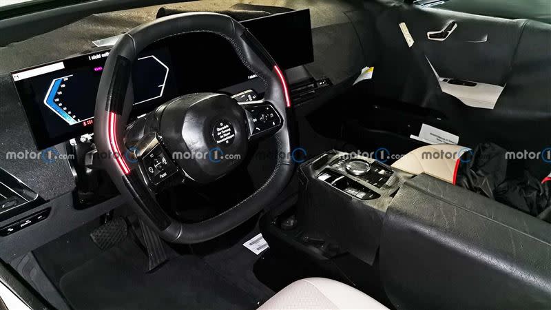 BMW iNext內裝換上一個大型的曲面螢幕，方向盤還會發光。（圖／翻攝自motor1）