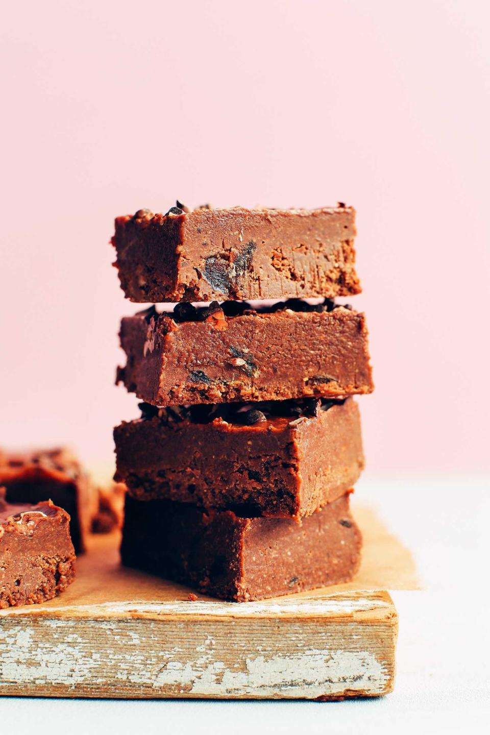 <strong>Get the <a href="http://minimalistbaker.com/healthy-vegan-fudge-30-minutes/" target="_blank">Easy Vegan Fudge recipe</a>&nbsp;from Minimalist Baker</strong>