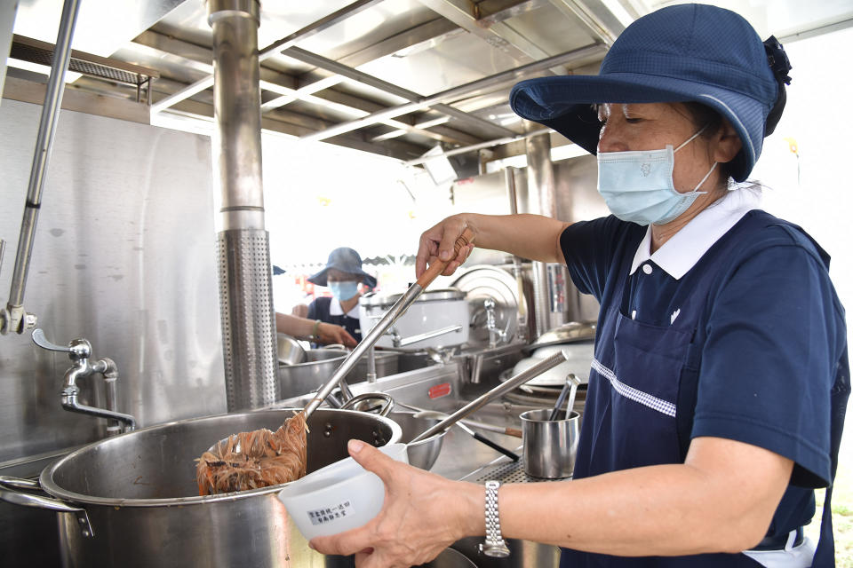 三個小時內能快速的烹煮四菜一湯，供應約九百人熱食的慈濟「行動廚房」，救災後勤支援的功能，獲總統肯定與讚賞。