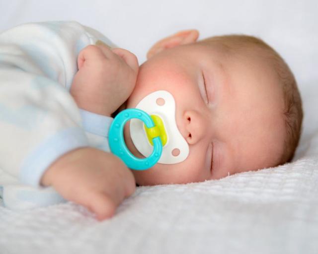 Estados Unidos prohíbe los protectores de cuna y las mecedoras para dormir  para bebés - Noticia