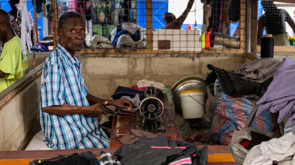 In Afrika wird gebrauchte Kleidung aus Europa weiterverarbeitet. (Bild: dpa)