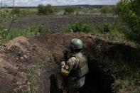 El militar ucraniano Shaba permanece en una trinchera utilizada como punto de observación en un área de primera línea en Ruska Lozova, un pueblo retomado por las fuerzas ucranianas, en medio del ataque de Rusia a Ucrania, en la región de Járkov, Ucrania