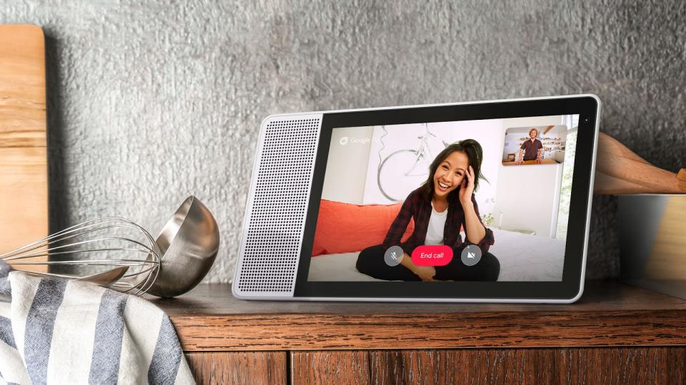 Lenovo will start shipping the first Google Assistant smart display this