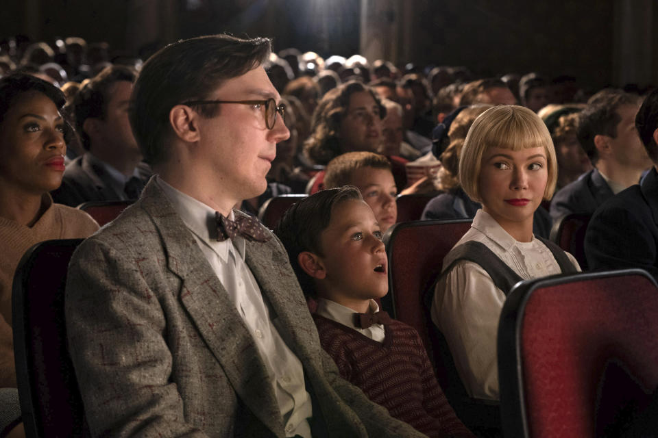 En esta imagen proporcionada por Universal Pictures y Amblin Entertainment Paul Dano, Mateo Zoryan Francis-DeFord y Michelle Williams en una escena de "The Fabelmans." (Merie Weismiller Wallace/Universal Pictures and Amblin Entertainment vía AP)