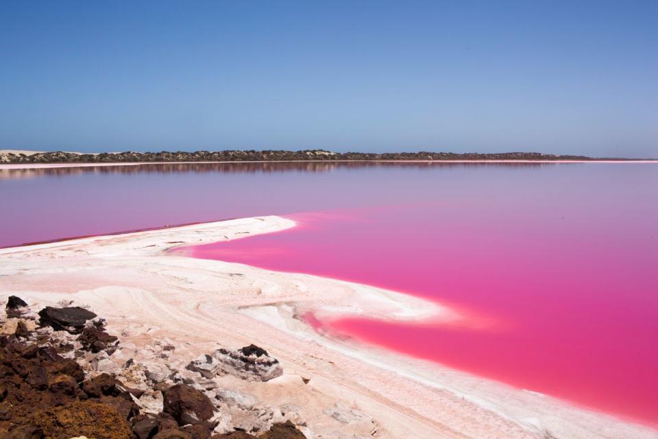 Ändern sich Wetter- und Lichtverhältnisse, erscheint der See auch mal in unterschiedlichen Orange- und Rottönen. Schuld an den Farben ist die Carotin-produzierende Alge Dunaliella salina. (Bild: iStock / Ivy Hajduk)