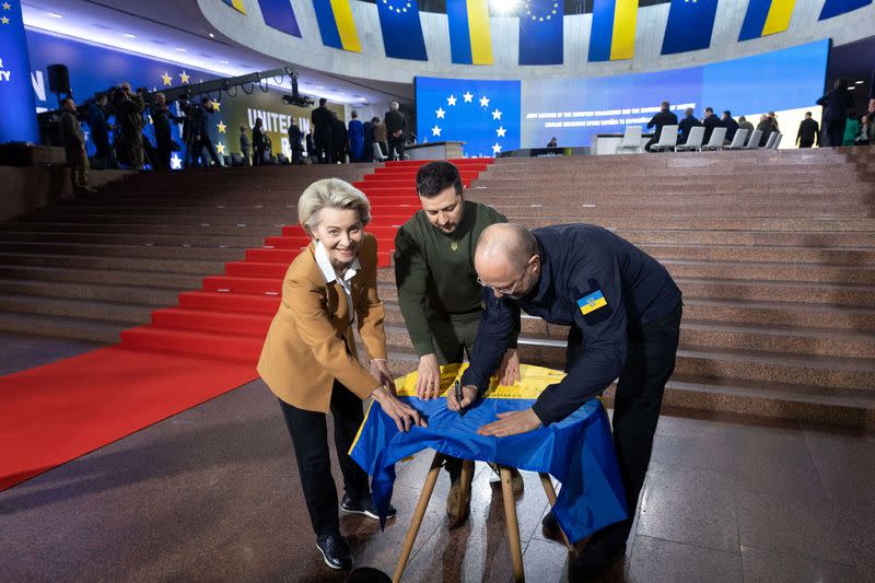 El presidente de Ucrania, Volodímir Zelenski, el primer ministro Denis Shmihal y la presidenta de la Comisión Europea Ursula von der Leyen, en Kiev