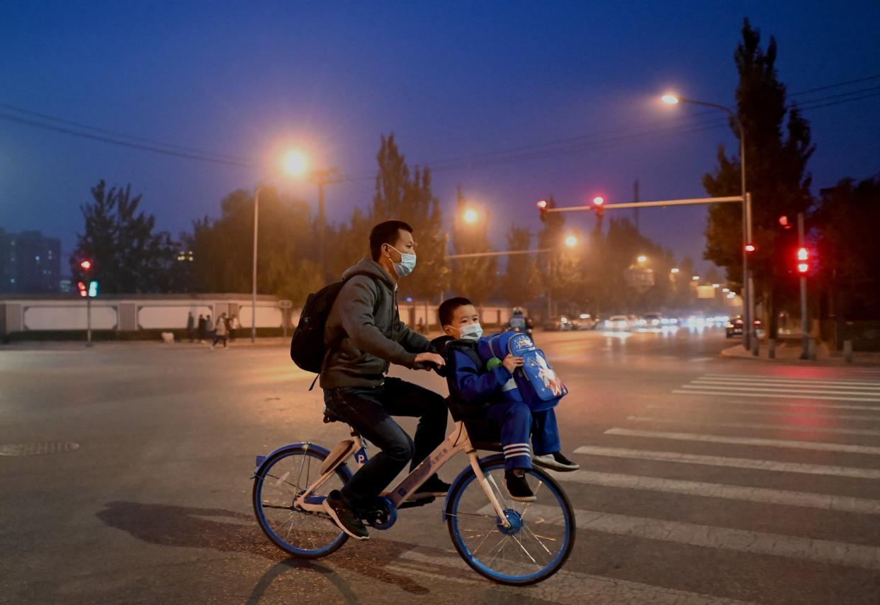 Cycliste à Pékin.  - Noel Celis