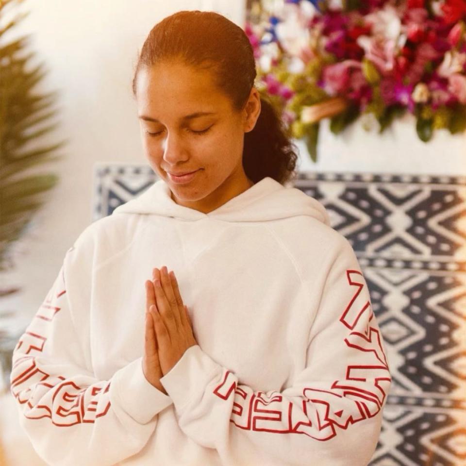 <p>Para presentar la gala, Alicia Keys necesitaba estar totalmente relajada, por lo que se preparó para ello antes de la ceremonia. (Foto: Instagram / <a rel="nofollow noopener" href="http://www.instagram.com/aliciakeys/" target="_blank" data-ylk="slk:@aliciakeys;elm:context_link;itc:0;sec:content-canvas" class="link ">@aliciakeys</a>). </p>