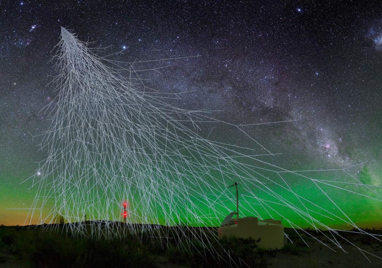 Recreación artística del Observatorio Pierre Auger y una lluvia de rayos cósmicos. <a href="https://www.nature.com/articles/nature.2017.22655" rel="nofollow noopener" target="_blank" data-ylk="slk:A. Chantelauze/S. Staffi/L. Bret/Nature;elm:context_link;itc:0;sec:content-canvas" class="link ">A. Chantelauze/S. Staffi/L. Bret/Nature</a>, <a href="http://creativecommons.org/licenses/by-sa/4.0/" rel="nofollow noopener" target="_blank" data-ylk="slk:CC BY-SA;elm:context_link;itc:0;sec:content-canvas" class="link ">CC BY-SA</a>