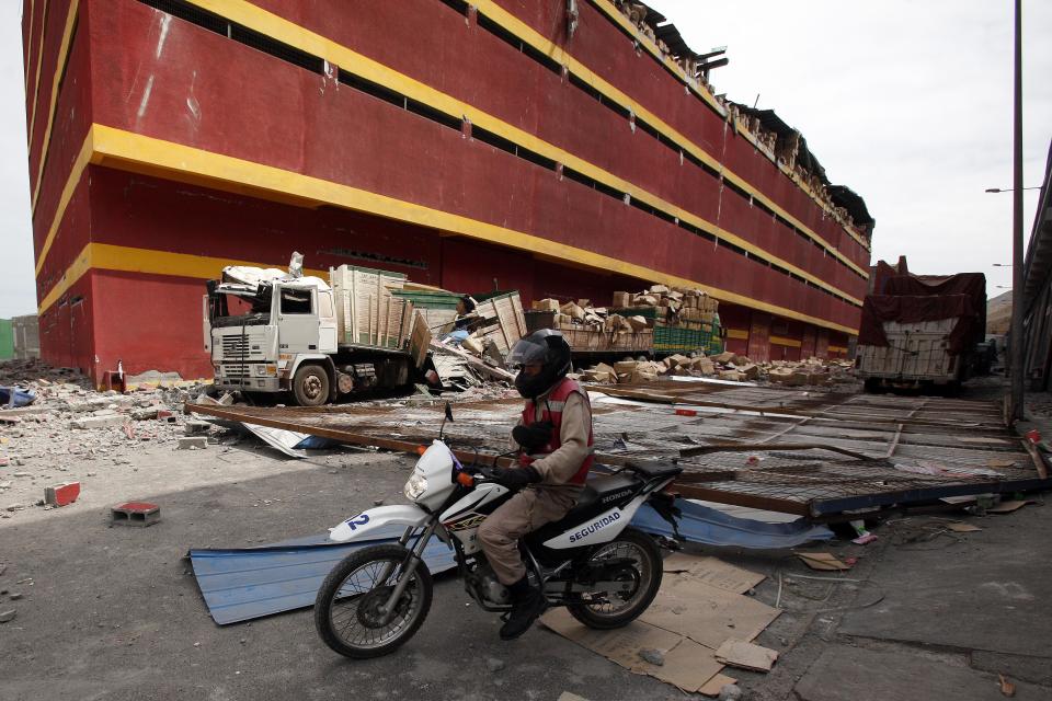 A security guard patrols the earthquake ravaged Duty Free Zone of Iquique, in Iquique, Chile, Friday, April 4, 2014. Following a magnitude-8.2 earthquake early in the week, soldiers have kept a close watch on supermarkets and gas stations to prevent looting as many people continued to line up on Friday for gasoline, water and food. The city remained largely peaceful and no new major damage or casualties were reported from the continuing aftershocks that have rattled the sleep-deprived citizens of Chile's north. (AP Photo/Luis Hidalgo).