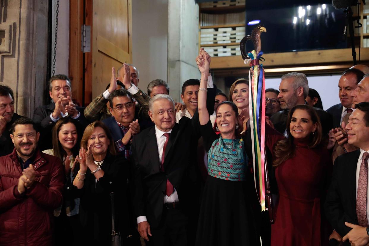 AMLO entrega el 'bastón de mando' a Claudia Sheinbaum