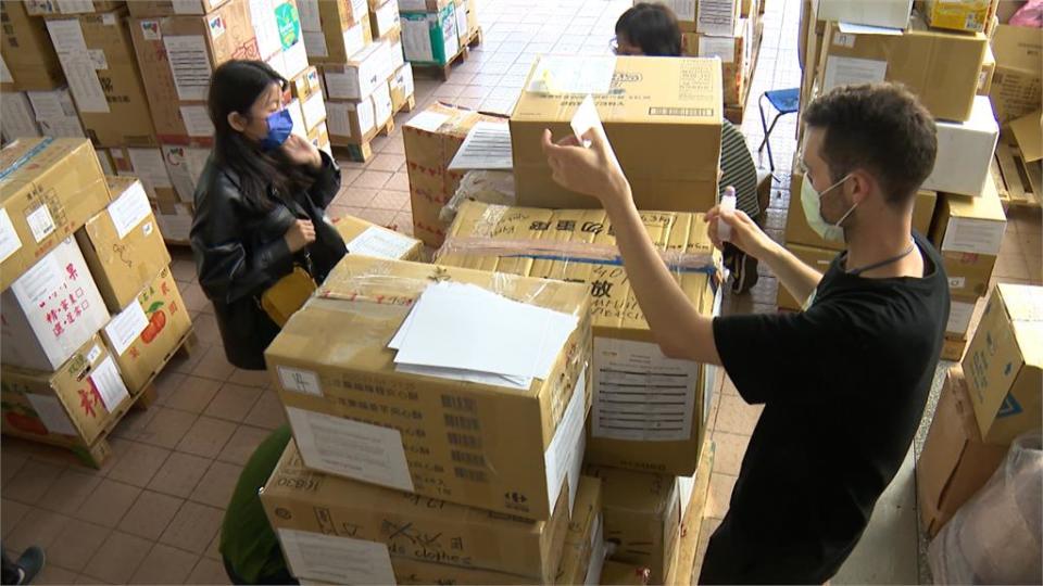 送暖！鹽埕國小家長會長募資　近4000公斤物資抵烏克蘭