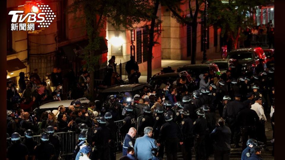大批紐約警力湧入漢彌爾頓大樓（Hamilton Hall）。（圖／達志影像路透社）