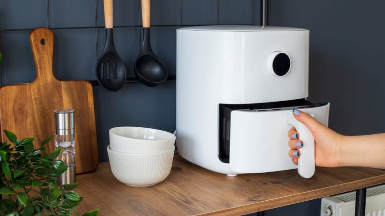 removing air fryer basket