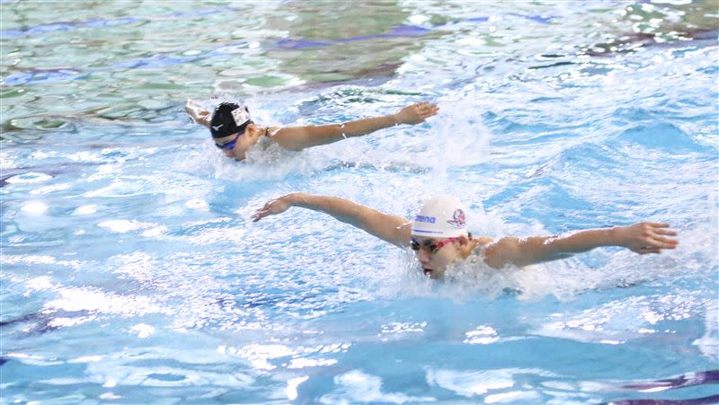 師大奧運國手王冠閎及黃渼茜，也首度下水參賽，並利用全新的智能健身中心，接力完成自行車和游泳，示範今年新增的智慧鐵人兩項競賽。。（圖／師大提供）