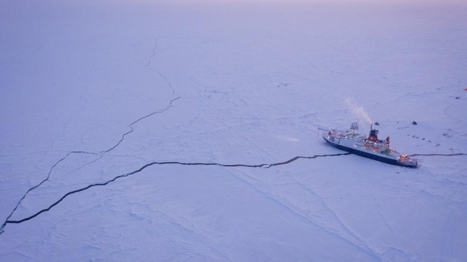 Das Forschungsschiff Polarstern liegt eingefroren im Eis der Zentralarktis. Nach über sieben Monaten der Eisdrift in der Arktis hat das Forschungsschiff «Polarstern» seinen Motor wieder angestellt.  Wegen der Corona-Pandemie muss das Schiff die einjährige Mosaic-Expedition für drei Wochen unterbrechen, um neues Personal an Bord aufzunehmen. Der Eisbrecher fährt bis zur Eiskante des Nordpolarmeeres, wo es auf die Forschungsschiffe «Sonne» und «Maria S. Merian» treffen wird.