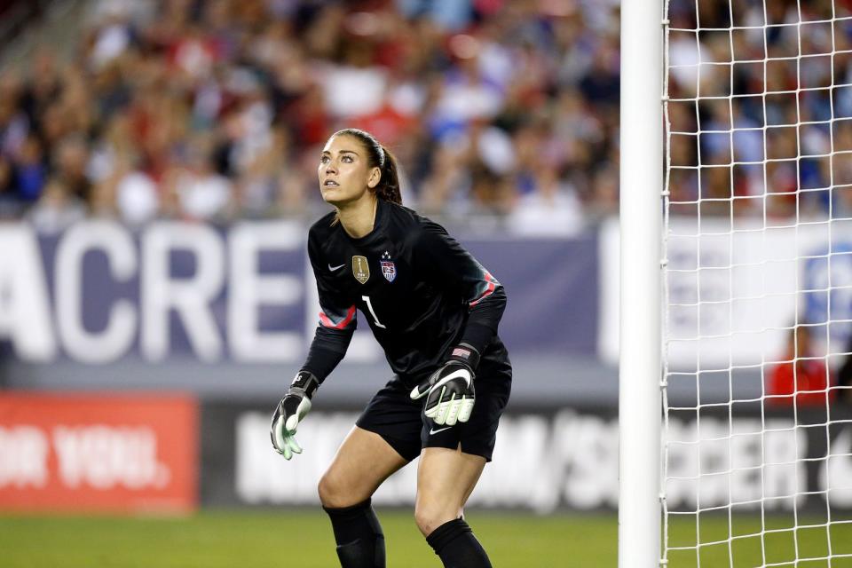 Trotz kleinerer und größerer Skandale während ihrer Karriere zählt Hope Solo zu den besten Torhüterinnen, die der Frauen-Fußball gesehen hat. Die US-Amerikanerin hütete in 202 Spielen das Tor ihrer Nationalmannschaft und feierte 2015 mit dem WM-Titel ihren größten Karrieretriumph. Abseits des Platzes machte Solo als Model auf sich aufmerksam. (Bild: Getty Images / Brian Blanco)