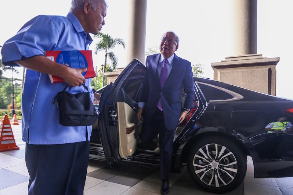 Datuk Seri Najib Razak arrives at the Kuala Lumpur Court Complex June 18, 2019. — Picture by Hari Anggara