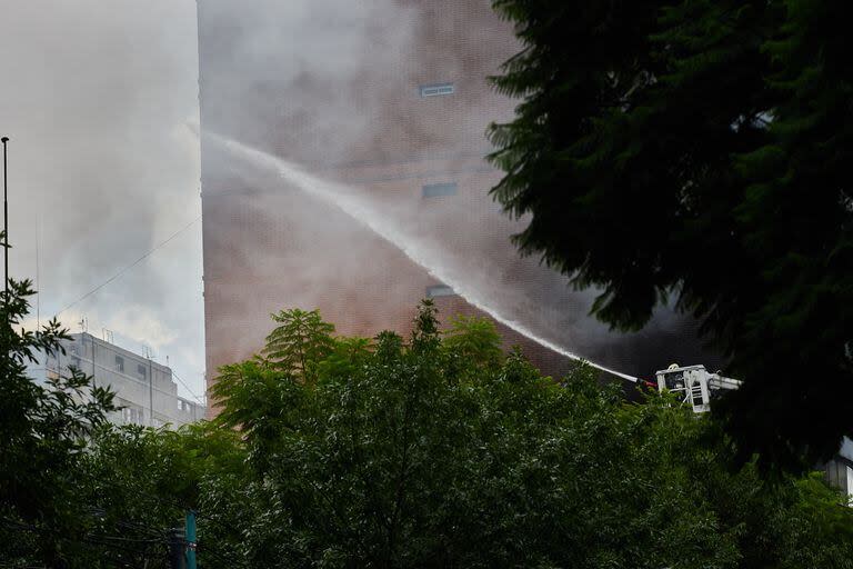 Este sábado, alrededor de las 15, se produjo un incendio en la subestación de la empresa Edesur en Caballito, ubicada sobre la avenida José María Moreno y Juan Bautista Alberdi.