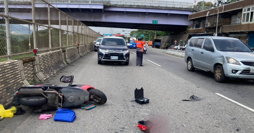 卓鄭姓婦人6日上午在騎乘機車時突然左偏發生車禍，她傷勢嚴重，家屬則於6日晚間忍痛拔管。（圖／翻攝畫面）