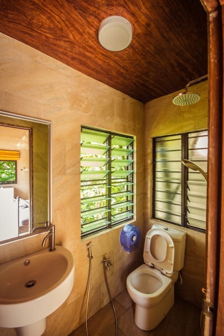 <p>The toilet uses heated water collected from rooftop solar panels. (Airbnb) </p>