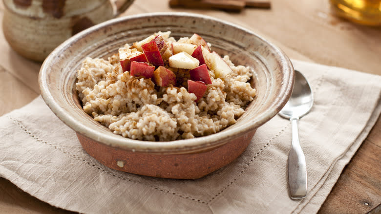 oatmeal with apples