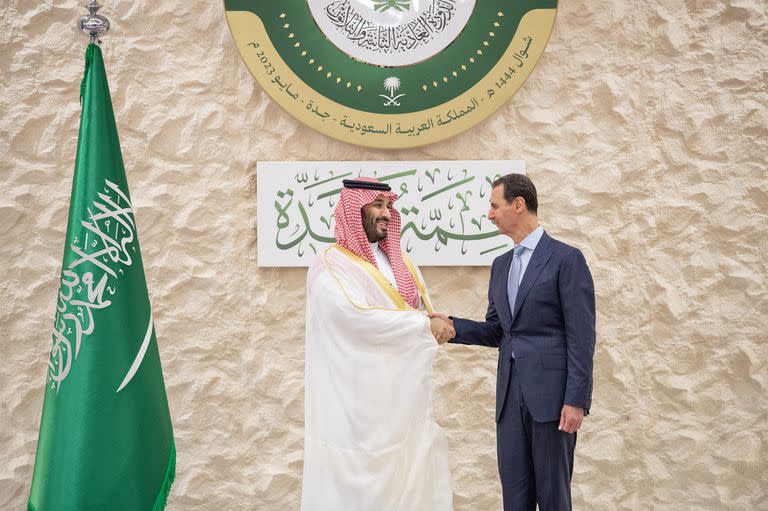 El príncipe heredero saudita estrecha la mano del presidente sirio, Bashar al-Assad, al margen de la Cumbre Árabe en Yedá. 