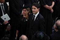 <p>Le Premier ministre canadien, Justin Trudeau, et sa femme, Sophie Gregoire Trudeau, arrivent à la cérémonie religieuse à l'Abbaye de Westminster. "Elle était l'une de mes personnes préférées au monde" a déclaré Justin Trudeau après l'annonce de la mort d'Elizabeth II. (Photo by PHIL NOBLE / POOL / AFP) (Photo by PHIL NOBLE/POOL/AFP via Getty Images)</p> 