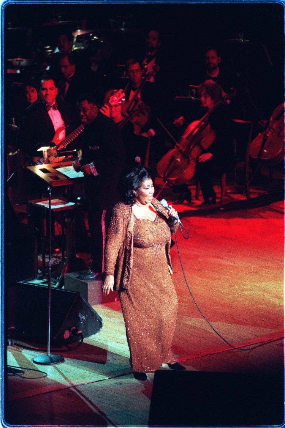 Aretha Franklin sings in concert with the Detroit Symphony Orchestra at Orchestra Hall in Detroit on Nov. 27, 1998.