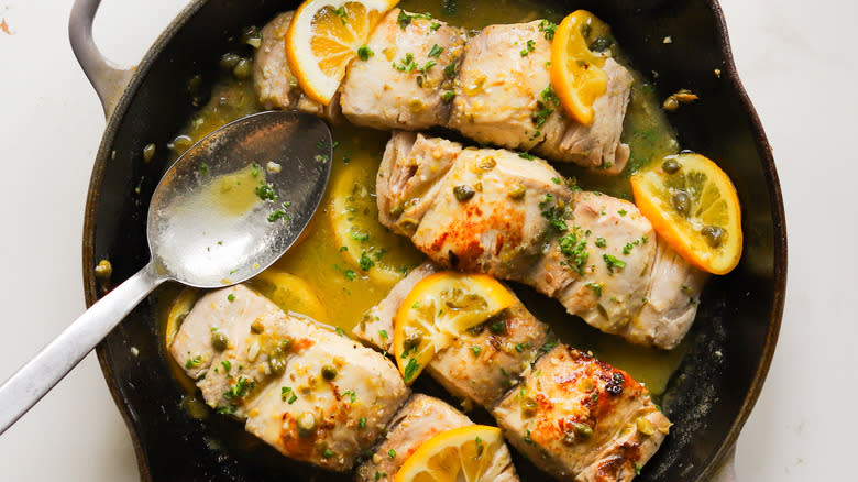 Pan with fish and lemon sauce