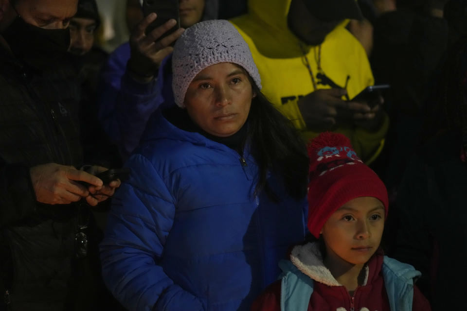 Migrantes en una vigilia por las víctimas de un incendio en un centro de detención de migrantes en el que murieron docenas de personas, en Ciudad Juárez, México, el martes 28 de marzo de 2023. De acuerdo con el presidente mexicano, Andrés Manuel López Obrador, los migrantes iniciaron el fuego quemando los colchones del centro ante el temor a ser deportados. (AP Foto/Fernando Llano)