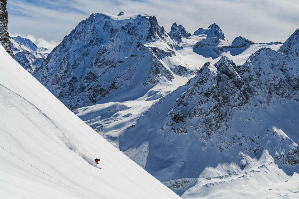 Leoni Zopp skiing powder in Arolla, Switzerland.<p>Photo: Mattias Fredriksson</p>