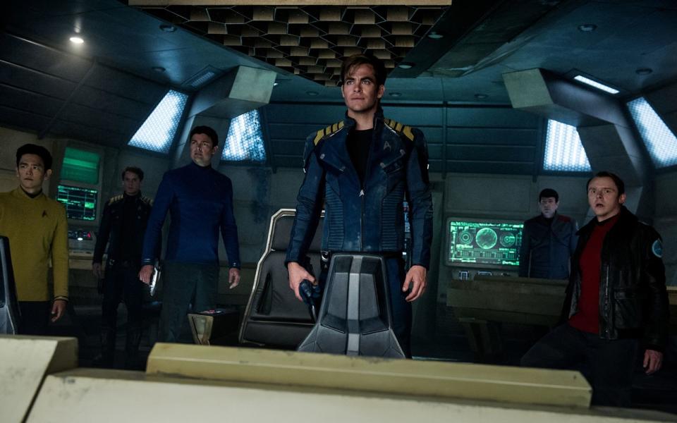 "Star Trek Beyond" (erhältlich als Bluray und DVD) war der letzte "Star Trek"-Kinofilm. Paramounts Verpflichtung der Autorin Kalinda Vazquez legt nahe, dass es nicht der letzte war. Von links: Sulu (John Cho), Chekov (Anton Yelchin), Dr. "Pille" McCoy (Karl Urban), Captain Kirk (Chris Pine), Spock (Zachary Quinto) und Scotty (Simon Pegg). (Bild: Paramount Pictures / CBS Studios / Kimberley French)