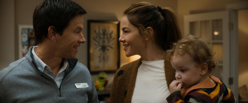 Dan (Mark Wahlberg) bringt überraschend etwas Pep in das Familienleben, was seine Frau Jessica (Michelle Monaghan) sehr freut. (Bild: Apple TV+)