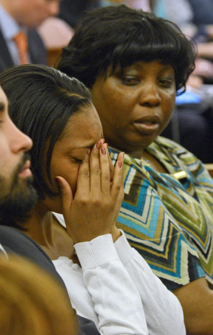 Shaneah Jenkins weeps during testimony as Ursula Ward, right, looks on. (AP)