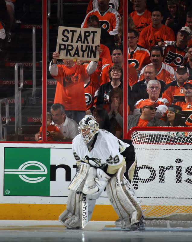 Les partisans des Flyers de Philadelphie se moquent du gardien de but des Penguins de Pittsburgh, Marc-André Fleury, alors que ce dernier a connu un match difficile, dimanche, le 15 avril. (Getty Images)