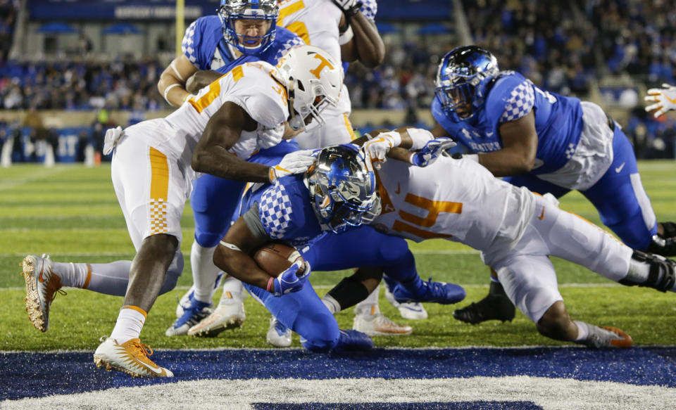 Kentucky running back Benny Snell Jr. scores a touchdown between Tennessee linebacker Daniel Bituli, left, and linebacker Quart’e Sapp. (AP Photo)