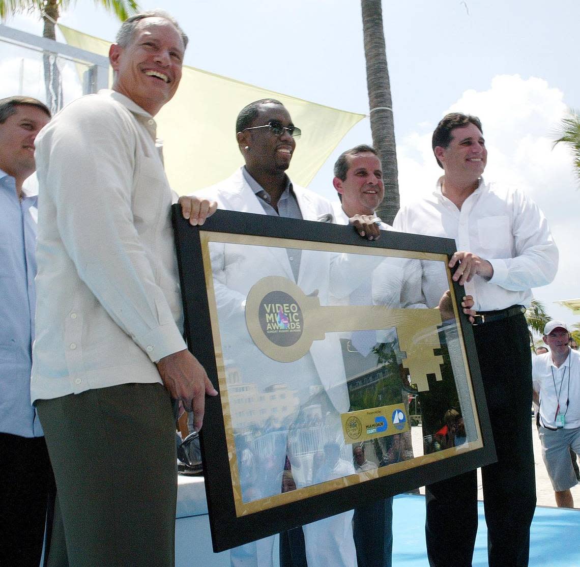 Diddy poses with local officials including Carlos Alvarez and Manny Diaz in 2005 at a news briefing for the MTV Music Awards.