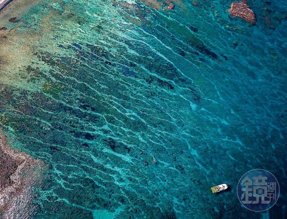 澎湖南方四島一帶的海域水質潔淨，從高空可清晰看見一群群珊瑚礁。