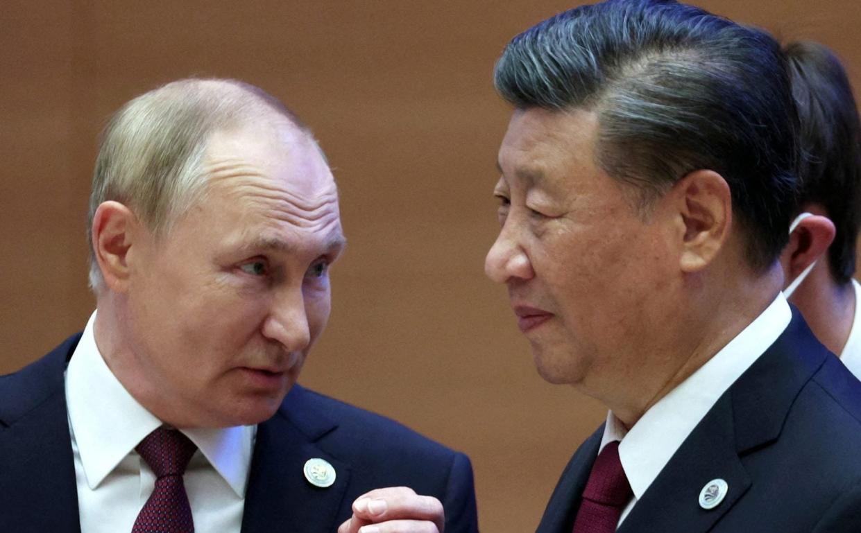 Russian President Vladimir Putin speaks with Chinese President Xi Jinping before an extended-format meeting of heads of the Shanghai Cooperation Organization summit (SCO) member states in Samarkand, Uzbekistan September 16, 2022 - SPUTNIK/REUTERS