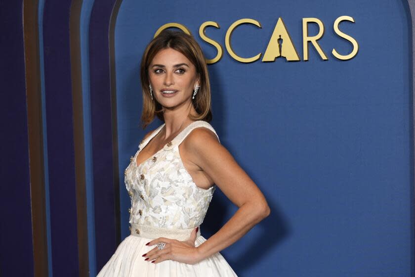 Penélope Cruz cuando llegó a los Premios de los Gobernadores en el Dolby Ballroom de Los Ángeles. La actriz española recibió una nominación a los SAG por su actuación en Ferrari.